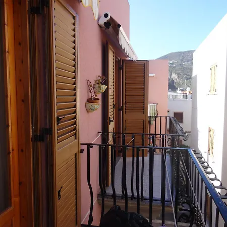 Claudia - Vacanze A Canneto (Lipari)